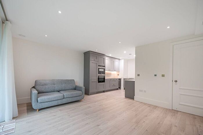 1 Bedroom Flat To Rent In Lyon House, Oakwood, Barnet, EN4