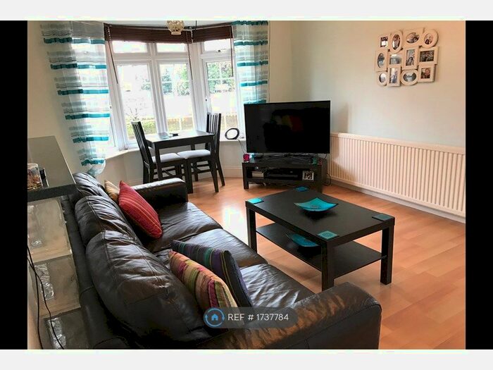 1 Bedroom Flat To Rent In Tomswood Hill, Hainault, IG6