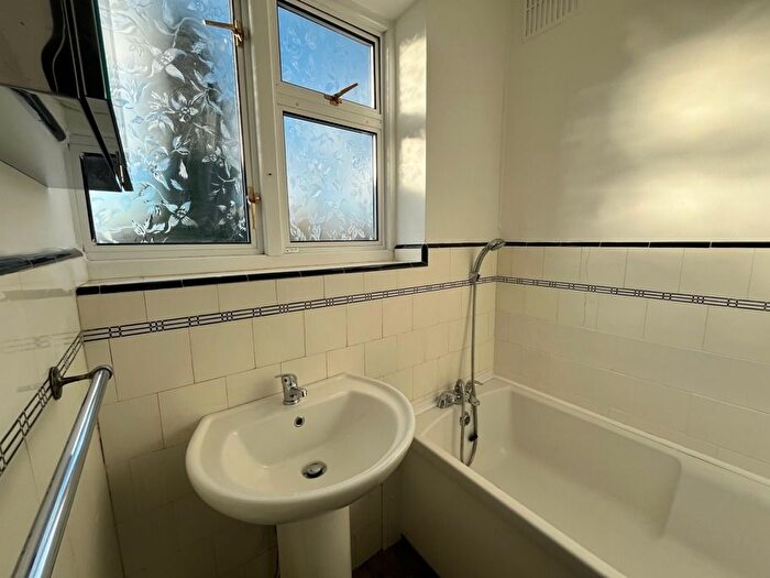 3 Bedroom Flat To Rent In High Street, Caterham, CR3