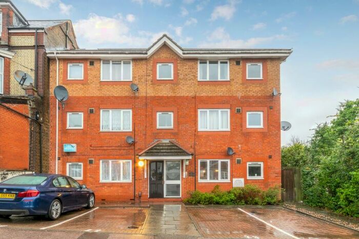 1 Bedroom Apartment To Rent In Station Approach West, Redhill, RH1