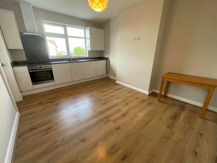 3 Bedroom Flat To Rent In Russell Lane, Whetstone, N20