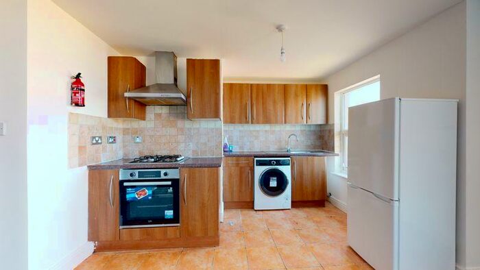 2 Bedroom Flat To Rent In Enmore Road, London, SE25