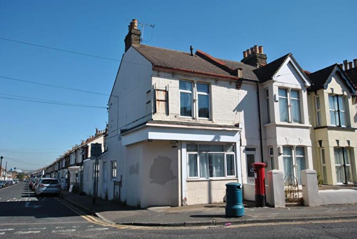 2 Bedroom Ground Maisonette To Rent In Rainham Road, Gillingham, ME7