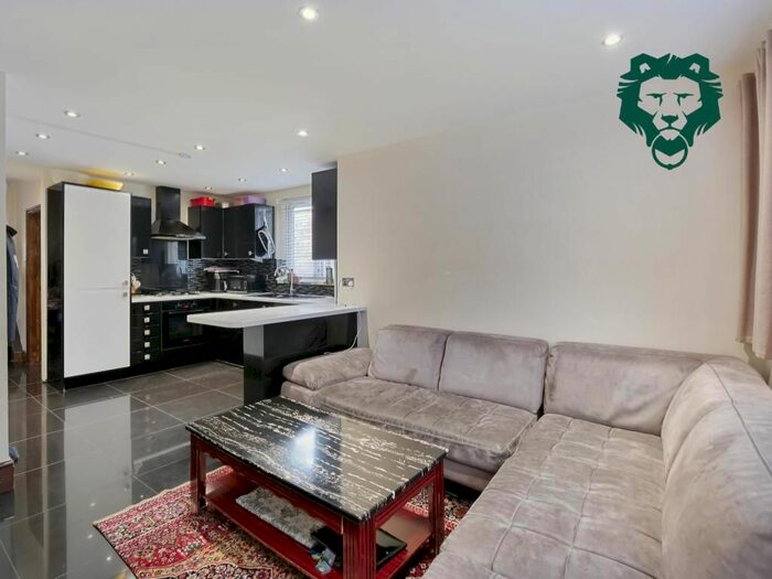 3 Bedroom Flat To Rent In Lea Bridge Road, London, E10