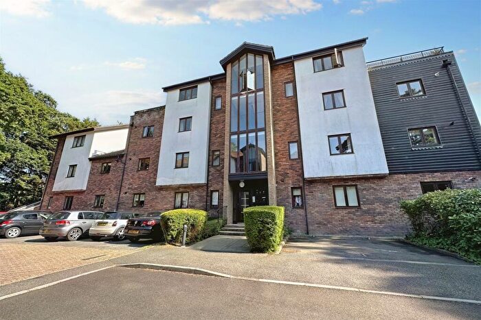 2 Bedroom Flat For Sale In Ferndown, BH22