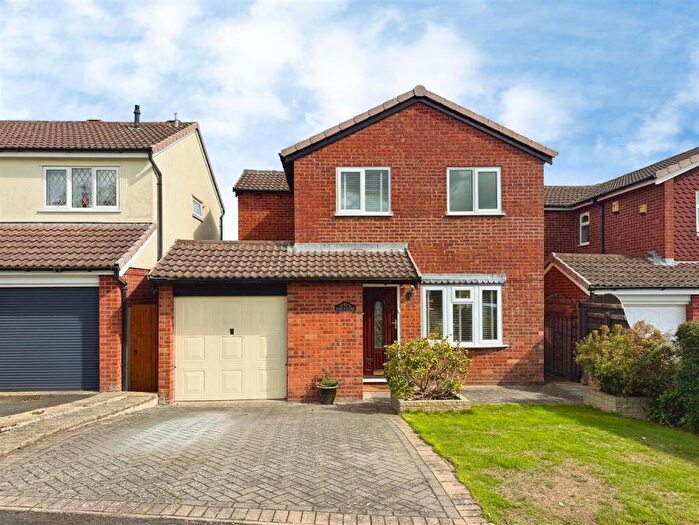 4 Bedroom Detached House For Sale In Lee Close, Warwick, CV34