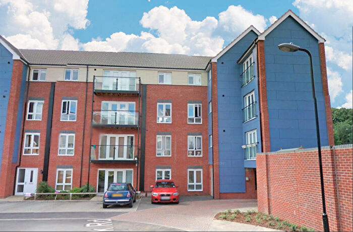2 Bedroom Flat To Rent In Chadwick Road, Slough, SL3