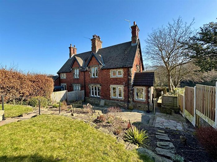 3 Bedroom Semi-Detached House For Sale In Tivy Dale, Cawthorne, Barnsley, S75