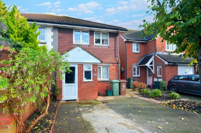 3 Bedroom Semi-Detached House To Rent In Homeland Drive, Sutton, SM2