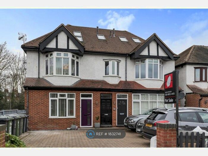 2 Bedroom Flat To Rent In College Park Close, London, SE13