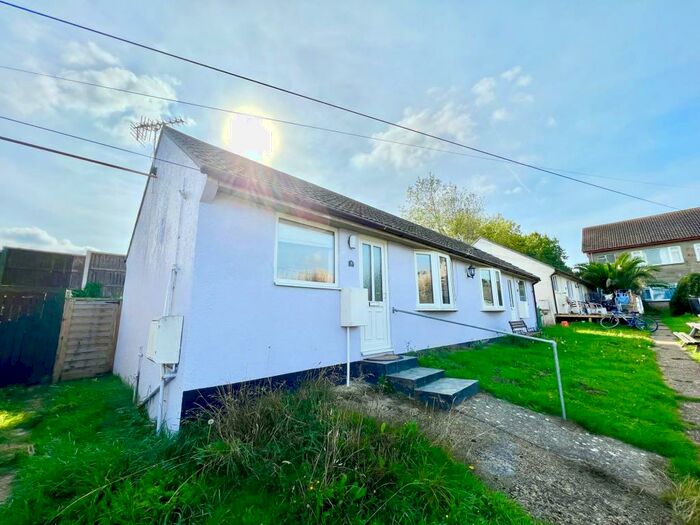 Houses for sale & to rent in PO39 0FF, Fairfield Park, Totland Totland Bay