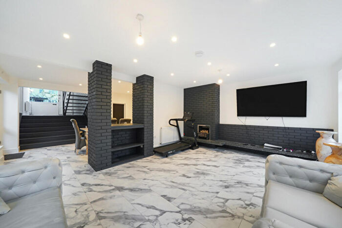 5 Bedroom Detached House For Sale In The Avenue, Loughton, IG10