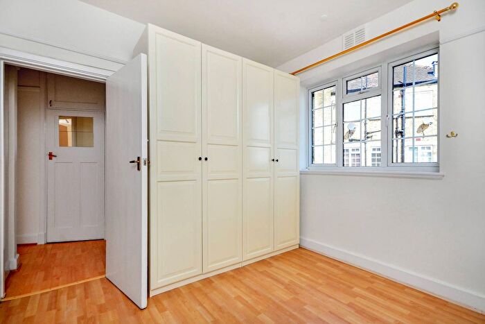 2 Bedroom Flat To Rent In Tadcaster Court, Richmond, TW9