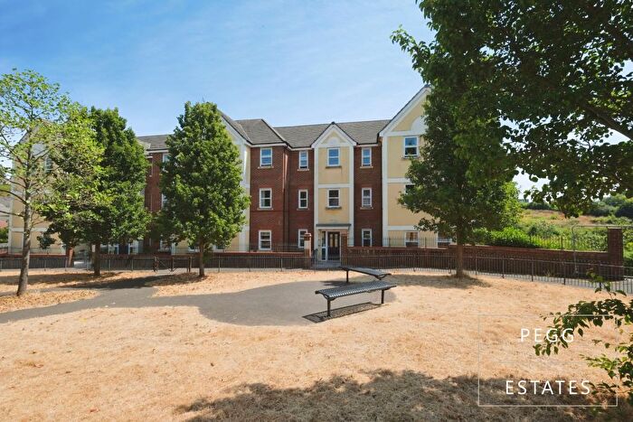 2 Bedroom Flat For Sale In Kingsley Square, Torquay, TQ2