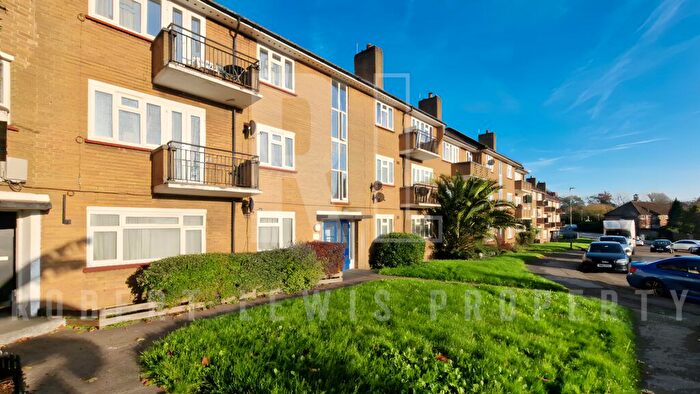 2 Bedroom Flat To Rent In Basing Way, London, N3