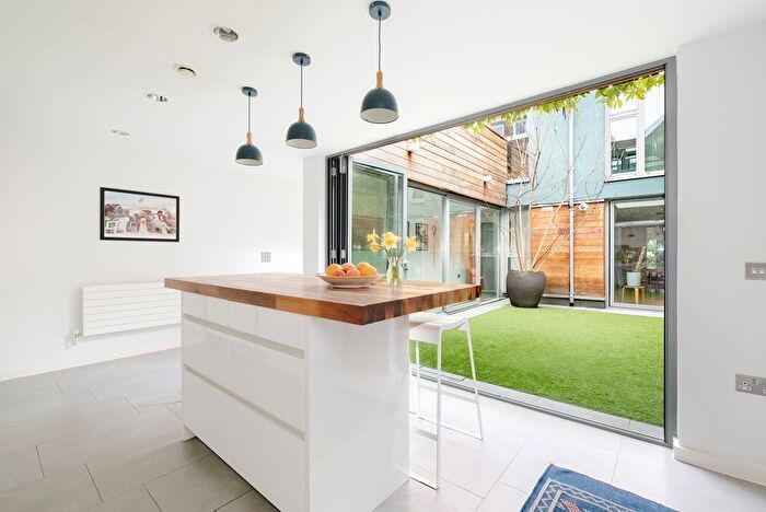 3 Bedroom Detached House For Sale In Peacock Place, London, N1