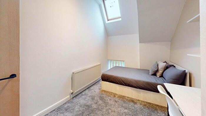 3 Bedroom Flat To Rent In Wilmslow Road, Withington, M20