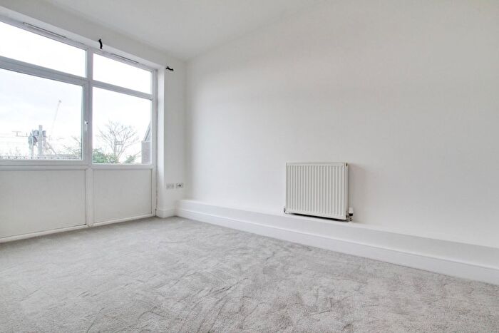 2 Bedroom Block Of Flats For Sale In High Street, Wickford, SS12