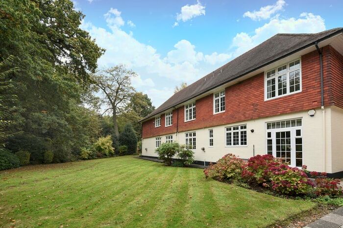 3 Bedroom Flat To Rent In Wilderness Road, Chislehurst, BR7