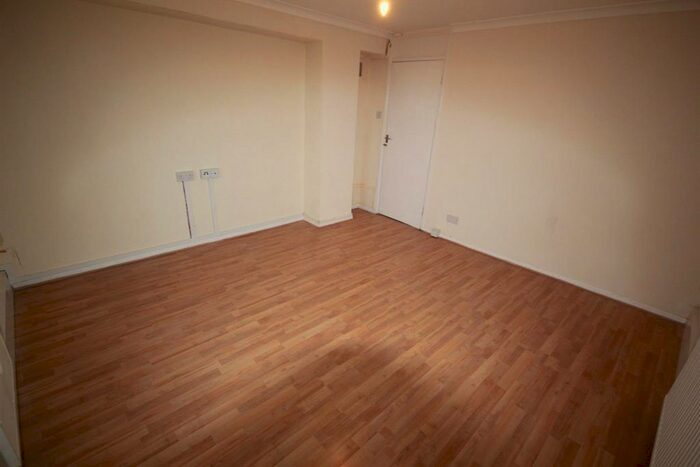 1 Bedroom Flat To Rent In Clements Court, Green Lane, Hounslow TW4