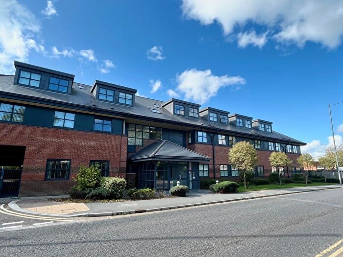 1 Bedroom Flat To Rent In Great North Road, Hatfield, AL9