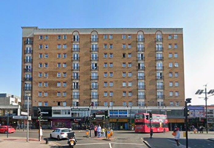 1 Bedroom Flat For Sale In Flat Madison Heights, - High Street, Hounslow, Middlesex, TW3