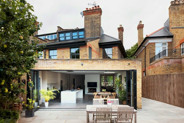 4 Bedroom Semi-Detached House For Sale In Turlewray Close, London N4