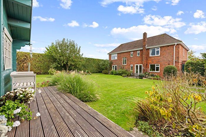 4 Bedroom Detached House For Sale In Nettleton Avenue, Chichester, PO20