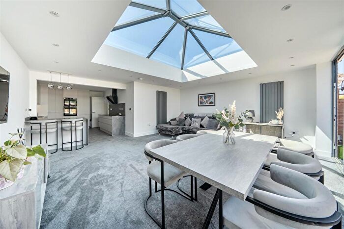 2 Bedroom Bungalow For Sale In Oak Road, Fareham, PO15