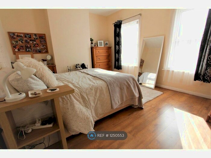 4 Bedroom Terraced House To Rent In De Beauvoir Road, Reading, RG1