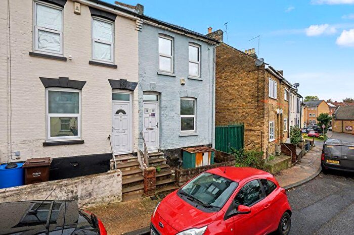 3 Bedroom End Of Terrace House For Sale In Portland Street, Chatham, ME4