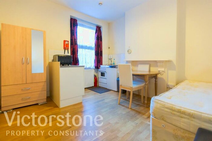 Studio To Rent In College Place, Camden, London, NW1