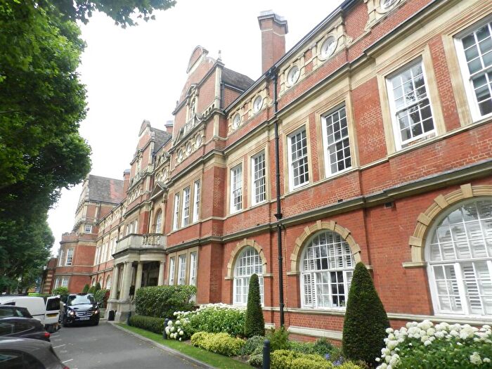 1 Bedroom Flat To Rent In Drapers Court, Kingsway Square, Lurline Gardens, SW11