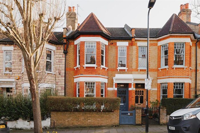 3 Bedroom House For Sale In Cotesbach Road, Hackney, E5