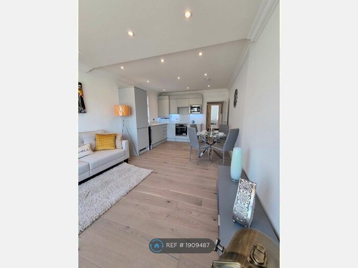 2 Bedroom Flat To Rent In High Street, London, SE20