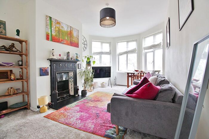 1 Bedroom Flat For Sale In Milton Lodge, Whitton Road, Twickenham, TW1