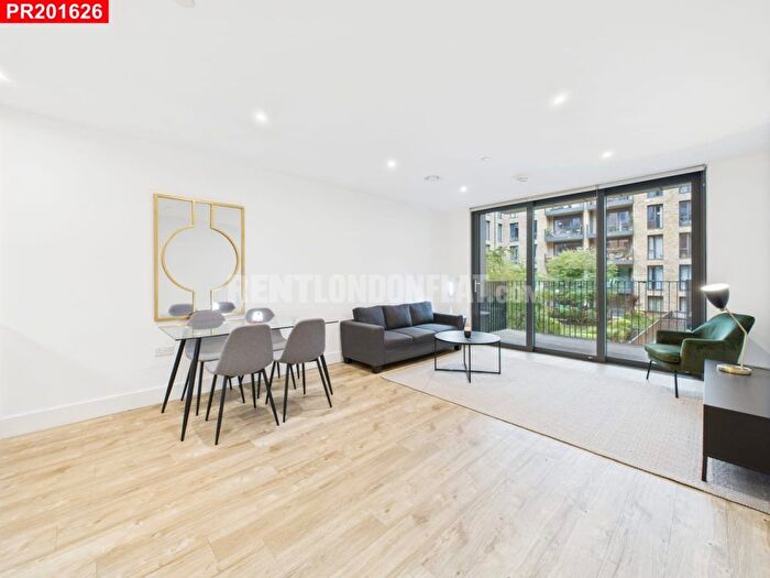 2 Bedroom Flat To Rent In High Street, Staines, TW18