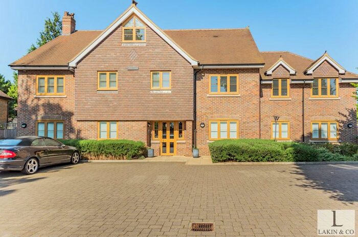 2 Bedroom Flat To Rent In Long Lane, Ickenham, Uxbridge, UB10