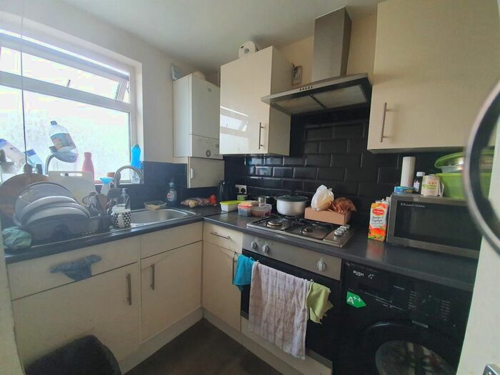 2 Bedroom Flat To Rent In Fullwell Avenue, Ilford IG5