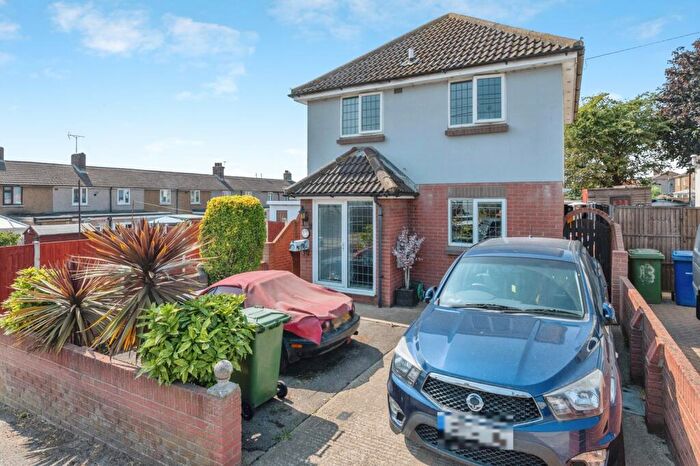 2 Bedroom Detached House For Sale In Second Avenue, Grays, Essex, RM20