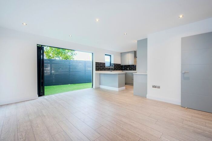 3 Bedroom Flat To Rent In Colney Hatch Lane, London, N10