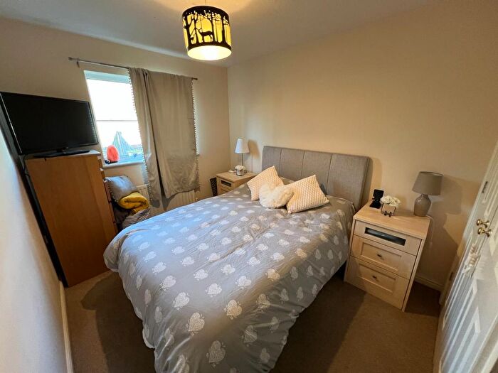 3 Bedroom Semi-Detached House For Sale In Warrener Close, Swindon, SN25