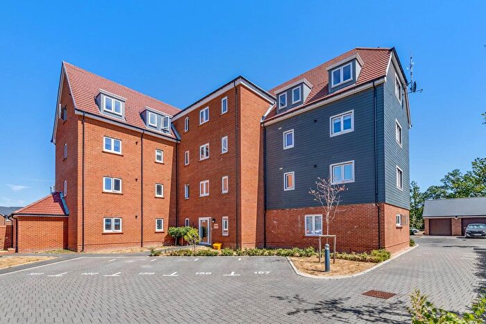 2 Bedroom Flat For Sale In Pasteur Avenue, Faygate, Horsham, RH12
