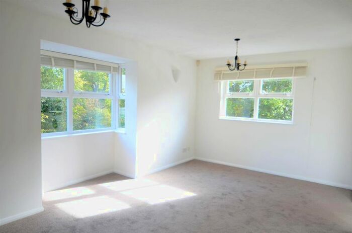 2 Bedroom Flat To Rent In Catherine House, Isleworth, TW7