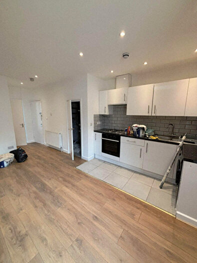 2 Bedroom Flat To Rent In Kimberley Road, N18