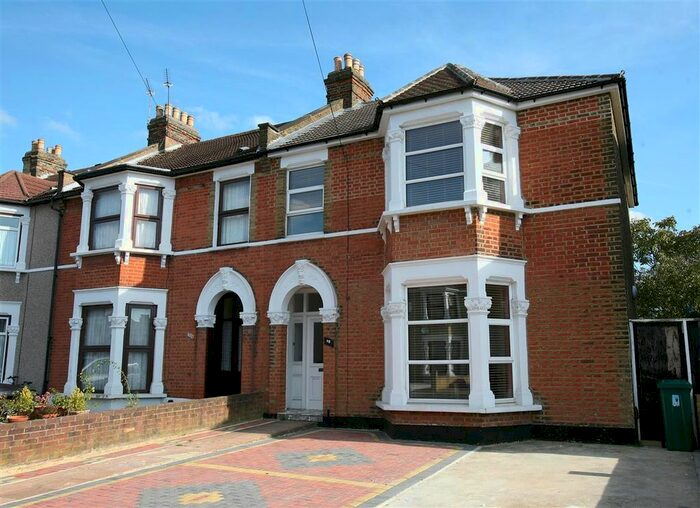 2 Bedroom Flat To Rent In Kingswood Road, Goodmayes, Ilford, IG3