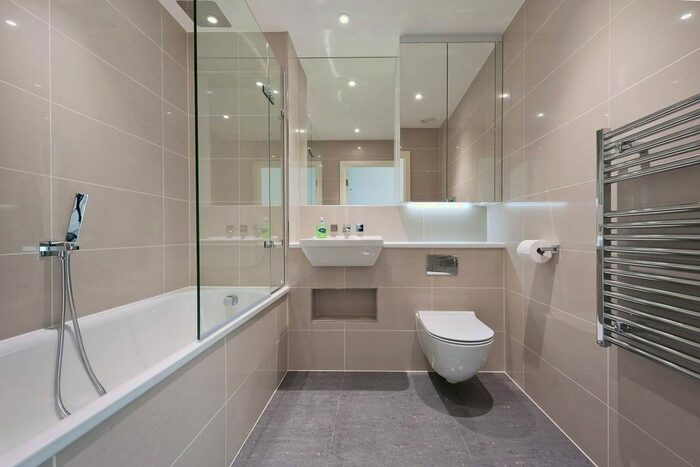 1 Bedroom Flat To Rent In Pinnacle Apartments, East Croydon, Surrey, CR0