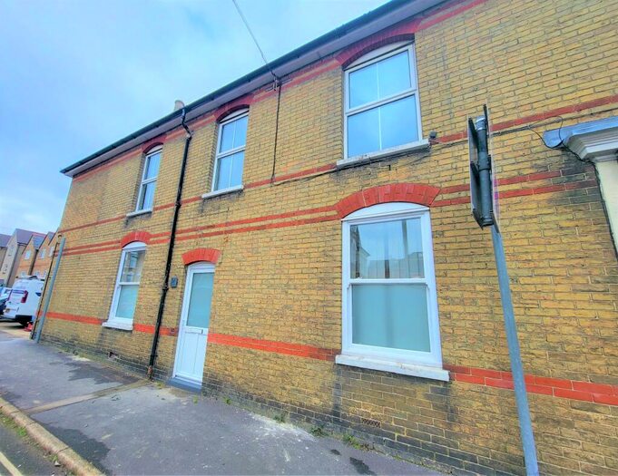 2 Bedroom Apartment To Rent In Mill Hill Road, Cowes, PO31