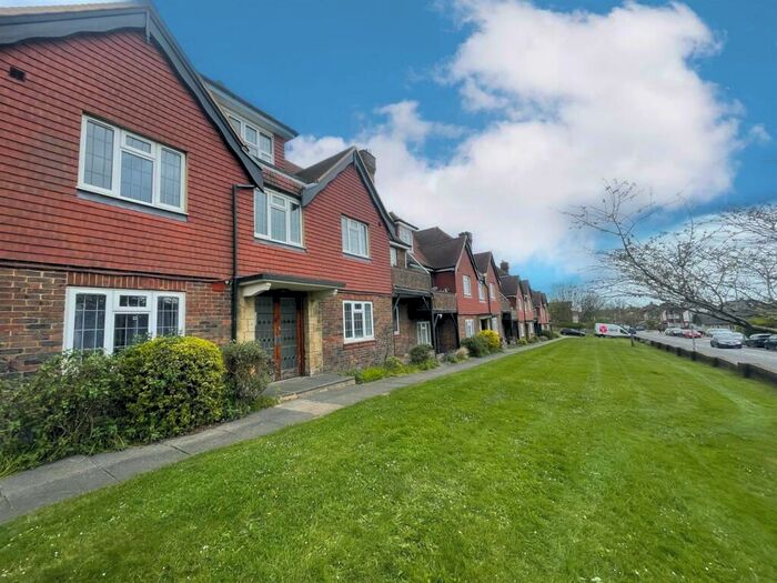 2 Bedroom Flat To Rent In Court Farm Road, Hove, BN3