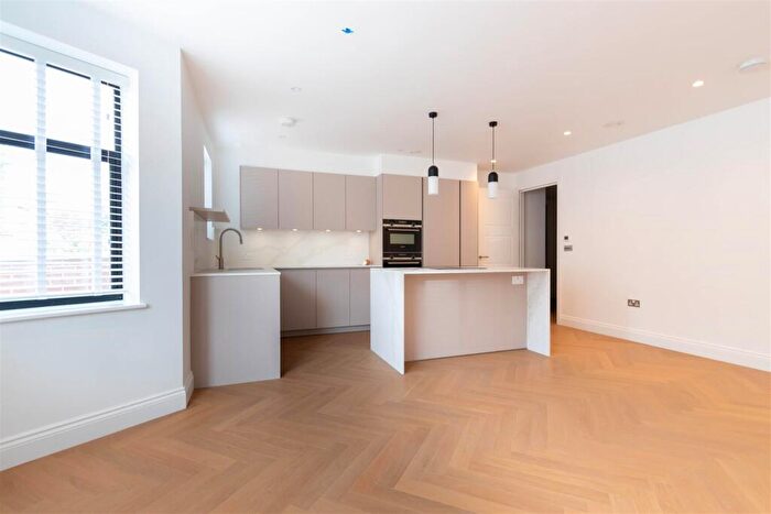 2 Bedroom Apartment To Rent In - Beechcroft Ave, Golders Green, London, NW11